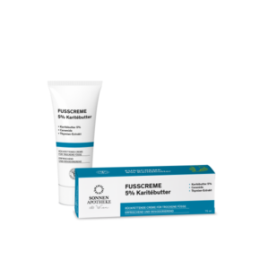 Tube und Verpackung einer Fußcreme mit 5% Karitébutter, Ceramide und Thymian-Extrakt, zur Pflege trockener Füße.