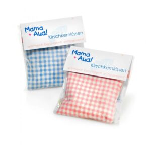 Zwei verpackte Kirschkernkissen in blauem und rotem Karomuster mit beruhigender und entspannender Wirkung.