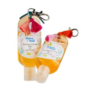 Zwei Flaschen Schmutzfink Gel mit bunten Quasten und Karabinerverschluss, beschriftet mit "Mama Aua!".