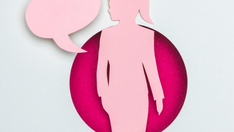 Silhouette einer Frau in Anzug mit Sprechblase, auf pinkem und grauem Hintergrund.