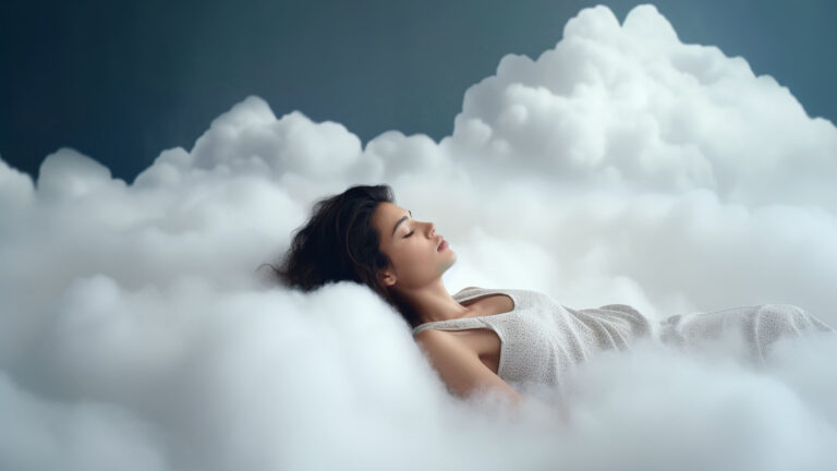 Frau in einem weißen Kleid, die entspannt auf weichen, grauen Wolken liegt, mit geschlossenen Augen und einem friedlichen Ausdruck.